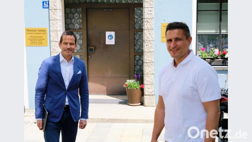 Bei seinem Besuch im Eschenbacher Rathaus erörtert der CSU-Bundestagsabgeordnete Albert Rupprecht (links) mit Bürgermeister Marcus Gradl Möglichkeiten bundespolitischer Unterstützung für die ehemalige Kreisstadt. Bild: do