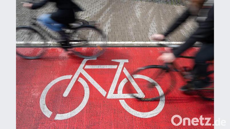 Seit 28. April 2020 gelten die neuen Regeln in der Straßenverkehrsordnung (StVO). Neuerungen und Ergänzungen sollen das Fahrradfahren sicherer machen. Bild: Friso Gentsch