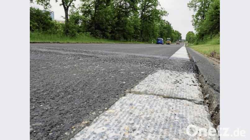 Neben der Fahrbahn sind momentan die in den 60er Jahren eingebauten Betonrandstreifen zu sehen. Bild: Stephan Huber
