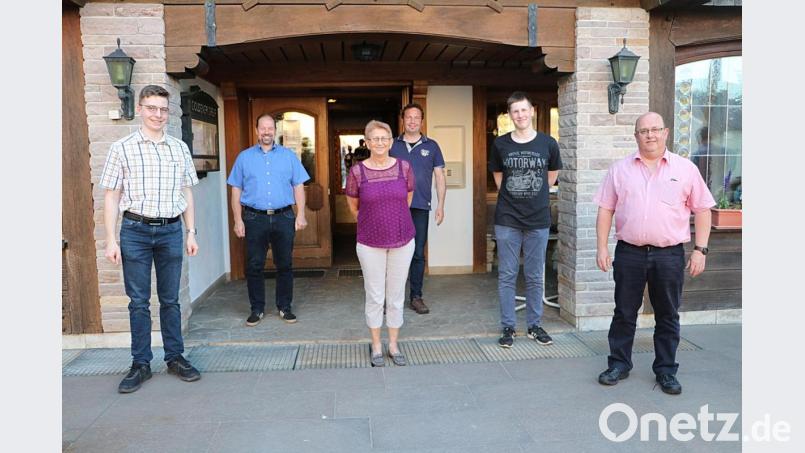 Für das Wohl der Jugend in der Gemeinde Edelsfeld wollen sich (von links) Dominik Haas, Alexander Luber, Elisabeth Dehling, Stefan Haas, Marco Ehras und Rainer Luber gemeinsam einsetzen. Bild: gru