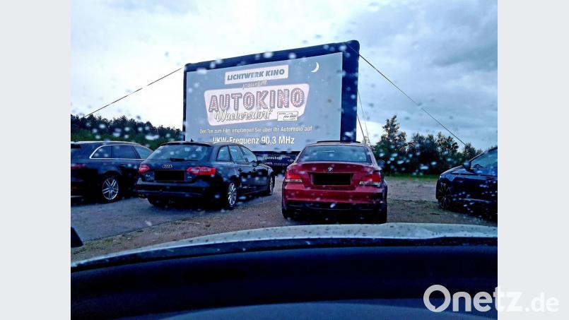 Wer hätte das gedacht: In Wackersdorf werden die neuesten Filme derzeit in einem Autokino gezeigt. Bild: Christopher Dotzler