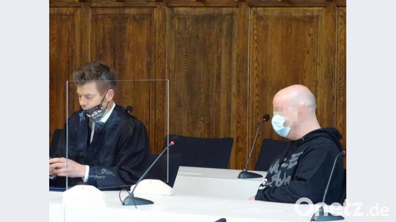 Im Mittelpunkt einer nahezu unglaublichen Geschichte: Der Altenpfleger (37) aus Schwandorf (rechts) wollte einer 12-jährigen Schülerin beim Sterben behilflich sein und lotste sie dazu von Baden-Baden aus in den Stadtpark von Teublitz. Durch eine Scheibe von ihm getrennt, sitzt Verteidiger Georg Karl (Regensburg) im Gerichtssaal. Bild: Houschka