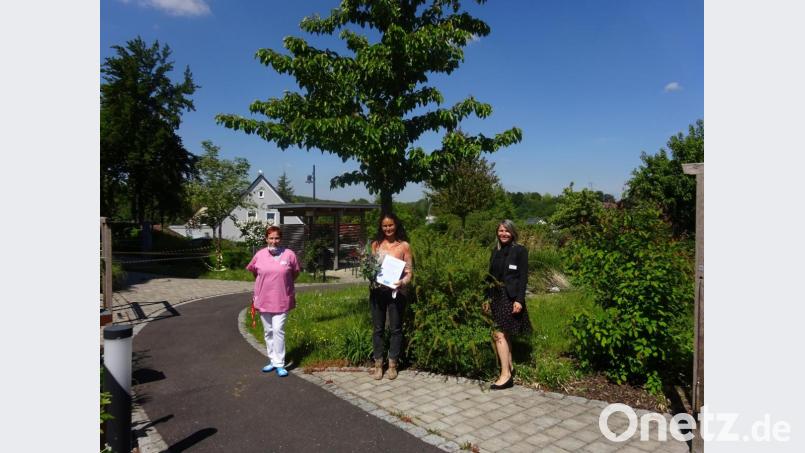 Über die erfolgreich abgeschlossene Ausbildung freuen sich (von links) Pflegedienstleiterin Gabriele Eckl, die neue Qualitätsbeauftragte Ulrike Bauer und die Leiterin des Barbara-Heims, Marina Fink. Bild: exb