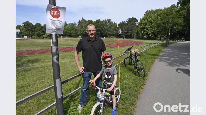 Ein Stop-Schild weist auf das Verbot hin, den Sportplatz der Realschule zu benutzen. Jürgen Schmucker und sein Sohn betraten den Platz aber von hinten, wo kein Schild angebracht ist (rechts im Bild). Der 43-Jährige aus Schirmitz sagt, er habe daher nichts von dem Verbot gewusst. Bild: Petra Hartl