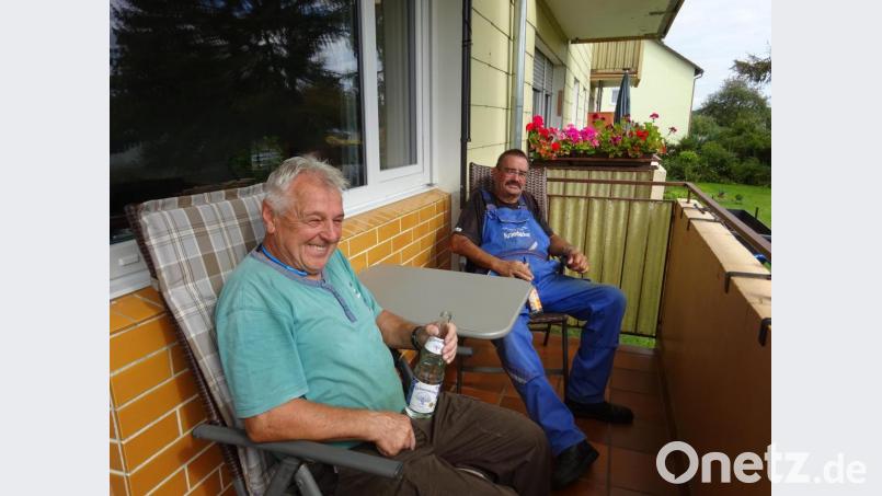 Seit es die Ausgangsbeschränkungen wieder erlauben, freuen sich Reinhard Werner und Detlef König (von links) auch wieder auf einen gemützlichen Plausch nach der gemeinsam erledigten Arbeit. Bild: fjo