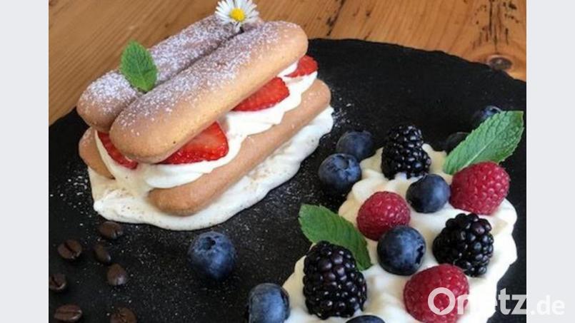 Das Erdbeer-Tiramisu von OWZ-Küchenchef Michael Schiffer wird gleich portionsweise angerichtet und garniert mit Früchten, Blüten und Minze. Bild: Michael Schiffer