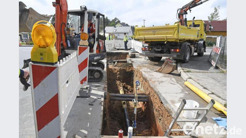 Ein Schaden an einer Gasleitung in der Dr.-Müller-Straße verkompliziert die Baustelle und führt zu weiteren Verkehrseinschränkungen. Bild: Petra Hartl
