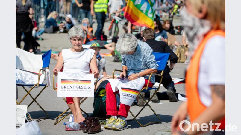 Bürger Mitte Mai bei einer Protestkundgebung in Stuttgart, die sich gegen die Corona-Beschränkungen richtete und sich für Grundrechte wie Versammlungsfreiheit und Glaubensfreiheit positionierte. Symbolbild: Christoph Schmidt/dpa