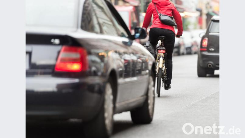 Wenn Autos einen Radfahrer überholen wollen, müssen sie künftig einen festgelegte Sicherheitsabstand einhalten. Bild: Alexander Heinl/dpa