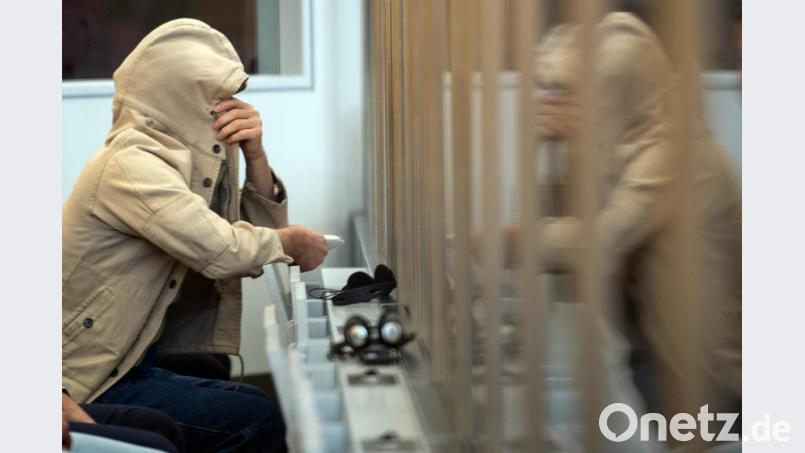 Der Angeklagte Mohammed Y. sitzt im Gerichtssaal des Oberlandesgerichts Düsseldorf. Er ist einer von drei IS-Terroristen aus dem Irak, die verurteilt wurden. Einer der anderen beiden lebte in der Oberpfalz. Bild: Federico Gambarini