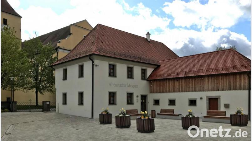 Der Vorplatz des Museums hat nach der Renovierung des Pfarrplatzes ein einladendes Äußeres bekommen. Bild: cr