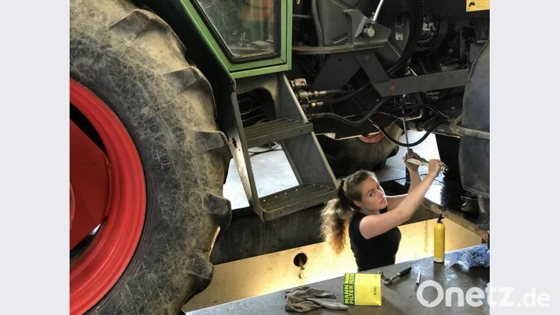 Keine Angst vor „großen Tieren“: Antonia Kausler repariert kleine und große Macken von mächtigen Traktoren. Ein echter Traumjob für die 20-Jährige. Bild: soj
