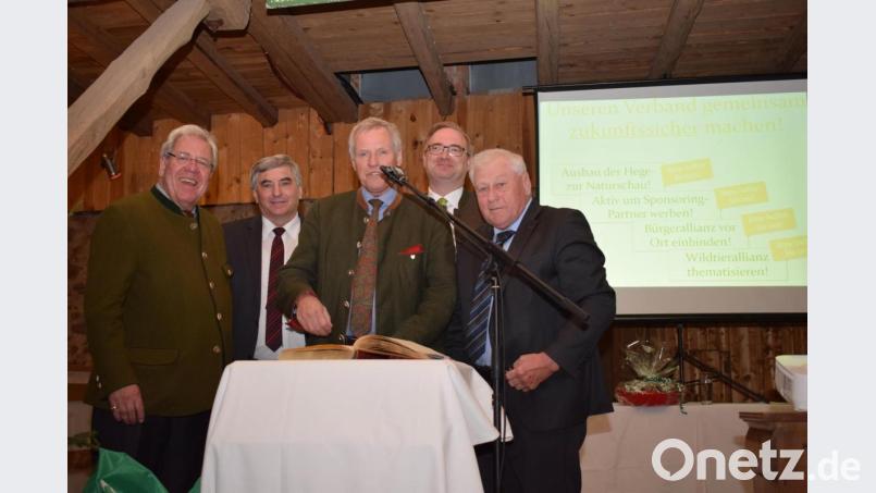 Der Präsident der Bayerischen Jäger, Prof. Dr. Jürgen Vocke (Mitte), trug sich in das Goldenen Buch der Gemeinde Guteneck ein. Mit dabei waren (von links) Graf Beissel von Gymnich, MdB Karl Hohlmeier, MdL Alexander Flierl und Bürgermeister Johann Wilhelm. Bild: bnr