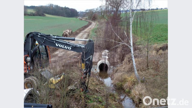 Bereits jetzt beginnen die Arbeiten zur Fertigstellung des letzten Radwege-Abschnittes von der Hannersgrüner Kreuzung in Richtung Kohlberger Bauhof. Die milde Witterung macht es möglich. Ende Mai wird die Trasse dann ihrer Bestimmung übergeben werden. Die landschaftlich reizvolle Strecke am Eichelbach entlang könnte zum Genuss-Radlweg für die Biker werden! Bild: jml