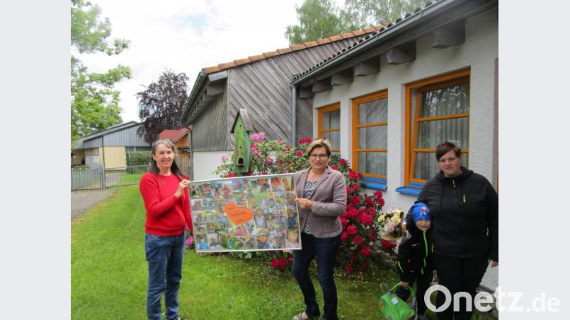 Elternbeiratsvorsitzende Rita Fischer (rechts) übergab die Collage an (von links) Erzieherin Roswitha Walbrun und Kindergartenleiterin Isolde Killermann. Bild: Cornelia Walbrun