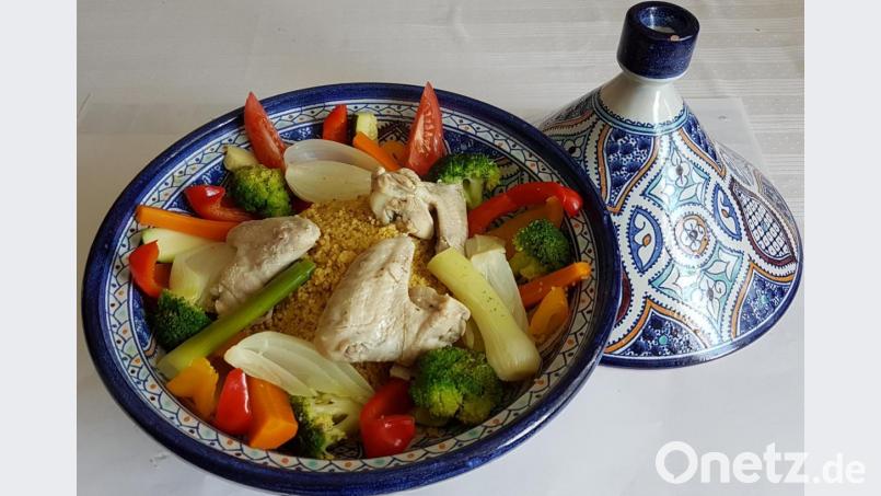 Kleiner kulinarischer Ausflug nach Marokko gefällig? Dort ist die Tajine ein sehr typisches Gericht. Der Name steht für das Essen ebenso wie für den typischen Schmortopf mit dem spitzen Deckel. Bild: Gramolla