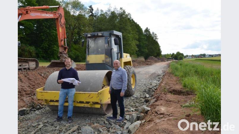 Bürgermeister Gerhard List (rechts) und sein Stellvertreter Adrian Blödt bei der Besichtigung des letzten Teilstücks des Radwegs in Kohlberg. Bild: pgn