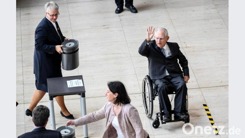 Bundestagspräsident Wolfgang Schäuble (CDU) zu einer namentlichen Abstimmung. Bild: Britta Pedersen/dpa-Zentralbild/dpa