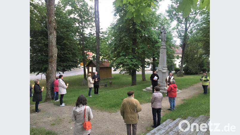 Abstand halten war an der Mariensäule angesagt. Bei der Maiandacht in der Allee am letzten Tag des Marienmonats beteten die Gläubigen im Zeichen der Corona-Auflagen. Bild: lg