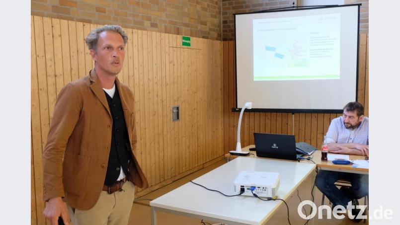 Toni Frank, Geschäftsführer des Projektentwicklers &quot;Voltgrün&quot;, wirbt in der Sitzung des Marktgemeinderats für die Projektidee einer zehn Hektar großen Freiflächen-Photovoltaikanlage bei Altzirkendorf. Bild: do