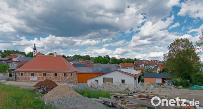 Mühle, Hofladen und im Vordergrund das Areal, das für den Abenteuerspielplatz reserviert ist. Bild: tr