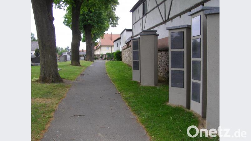 Am Weg vom unteren Friedhofseingang zum Haupteingang bei der Aussegnungshalle sollen weitere Urnengrabstelen aufgestellt werden. Bild: pz