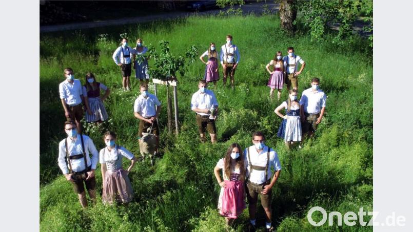 Um nach den langen Vorbereitungen und der Absage wenigstens etwas von der Kirwa zu spüren trafen sich die Großenfalzer Paare auf der leeren Festwiese. Bild: Völkl