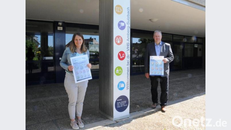 Bildung ist eine wichtige Säule im Leitbild des Landkreises. Deshalb freuen sich Landrat Richard Reisinger und vhs-Leiterin Julia Wolfsteiner, dass in der Volkshochschule Amberg-Sulzbach wieder ein Stück Normalität einkehrt. Bild: Christine Hollederer