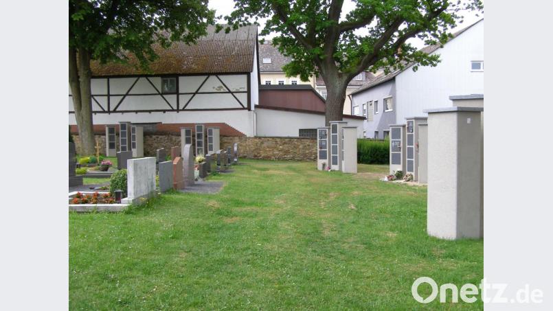 Beim unteren Friedhofseingang wurden am Rande der Grabreihen Stelen für die Bestattung von Urnen aufgestellt. Bild: pz