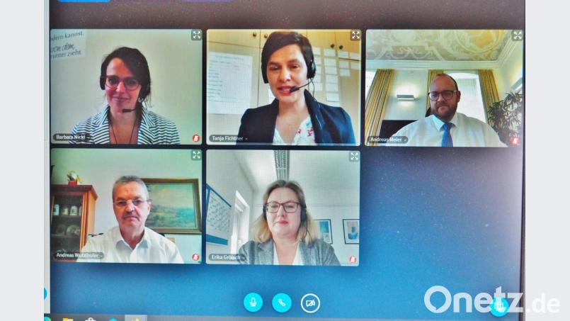 Videokonferenz über das Projekt &quot;Frauen können mehr&quot; unter anderem mit
(im Uhrzeigersinn) Projektleiterin Barbara Nickl, zrb-Pädagogische Leiterin Tanja Fichtner,
Landrat Andreas Meier, Bürgermeister Vohenstrauß Andreas Wutzlhofer und vhs-Geschäftsführerin Vohenstrauß Erika Grötsch. Bild: Bühner