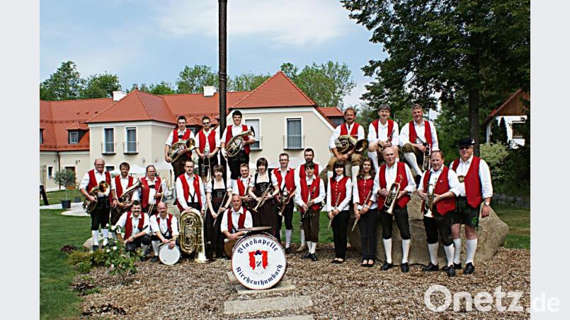 So nahe wie auf diesem Bild dürfen sich die Musikanten der Kirchenthumbacher Blaskapelle wegen des Coronavirus aktuell zwar nicht kommen, dennoch herrscht Harmonie unter den Ensemblemitgliedern. Damit sie mit ihrer Musik den Ort auch weiterhin überregional vertreten können, wünschen sie sich von der Marktgemeinde finanzielle Unterstützung. Archivbild: ü