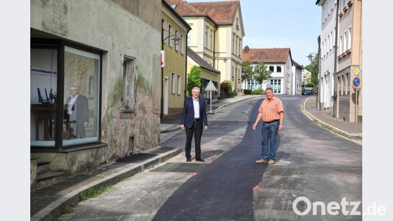 Bürgermeister Johannes Reger (links) und Bauamtsleiter Dieter Döppl (rechts). freuen sich über die Baufortschritte in der Bräugasse. Bild: njn
