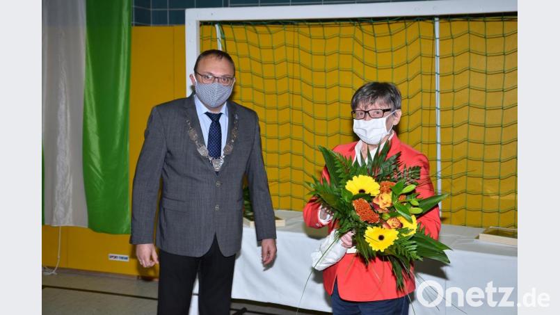 Mit einem Blumenstrauß dankt Bürgermeister Markus Bauriedl der bisherigen Seniorenbeauftragten Irmgard Bótha für ihr ehrenamtliches Engagement. Bild: fjo