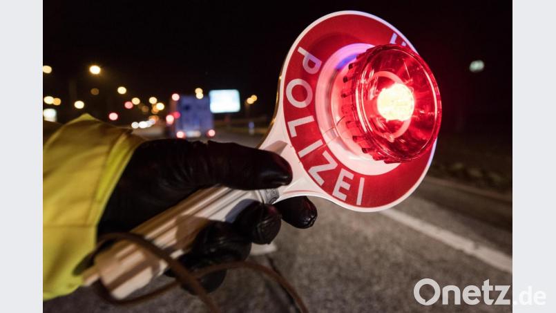 Ein Polizist hält während einer Verkehrskontrolle mit einer Haltekelle Fahrzeuge an. Foto: Patrick Seeger/Archiv Symbolbild: Patrick Seeger