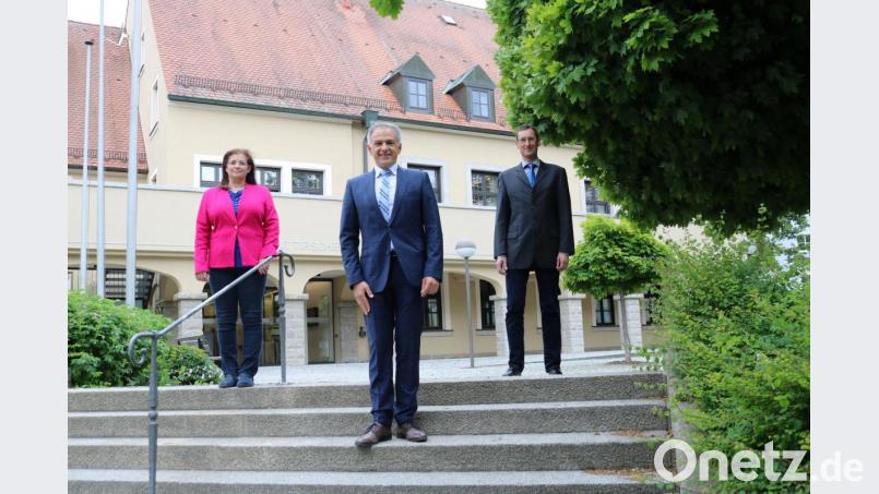 Im Bild von links: Regierungsdirektorin Regina Kestel, Landrat Roland Grillmeier, Oberregierungsrat Markus Zapf. Bild: Wolfgang Fenzl, Landratsamt Tirschenreuth/exb