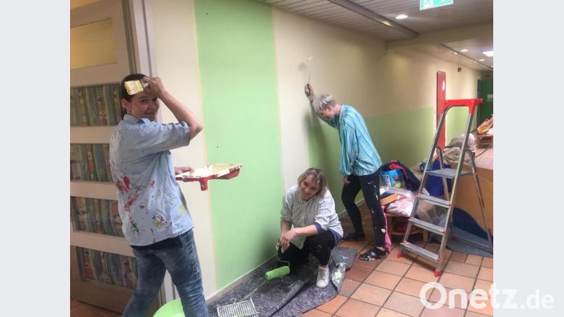 Voller Einsatz für Farbe: Die Erzieherinnen der Kita St. Michael nutzen die ruhigeren Corona-Zeiten, um die Wände aufzufrischen. Bild: exb