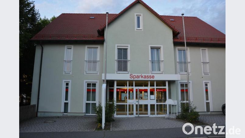 Aus der Geschäftsstelle der Sparkasse in Pechbrunn wird zum 1. Juli Selbstbedienungsfiliale. Über die Veränderung informierte Bürgermeister Stephan Schübel im Gemeinderat. Bild: jr