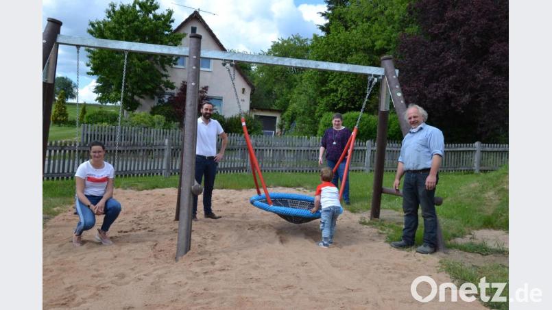Bürgermeister Armin Bulenda (Zweiter von links) freute sich mit Gemeinderat Fritz Steinhilber (rechts) und Jasmin Höger (links) sowie der Vorsitzenden des Frauenbundes Etzgersrieth Lisa Ach (Zweite von rechts über die neue Schaukel, die den Kinderspielplatz Etzgersrieth attraktiver macht. Bild: gi