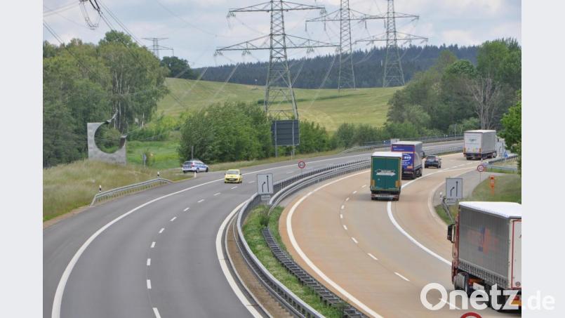 Eine Streife der Bundespolizei führt am Grenzübergang Autobahn der A 6 wie gewohnt Binnengrenzkontrollen durch. Der Verkehr läuft nach wie vor sehr verhalten. Lediglich Lastwagen sind in Richtung Tschechien unterwegs. Fast leer ist die andere Seite der Autobahn aus Richtung Tschechien. Bild: dob