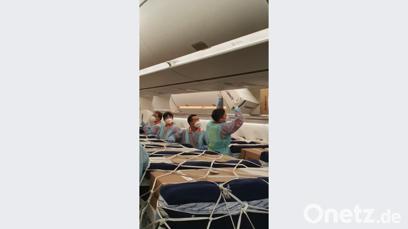 Die chinesischen Mitarbeiter beluden das komplette Flugzeug mit den Schutzmasken. Bild: Sabine Pfleger