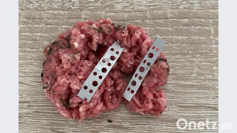 Eine Familie mit Hunden aus Vohenstrauß findet Hackfleisch mit Rasierklingen in ihrem Garten. Nun möchte sie andere Hundebesitzer warnen. Bild: exb