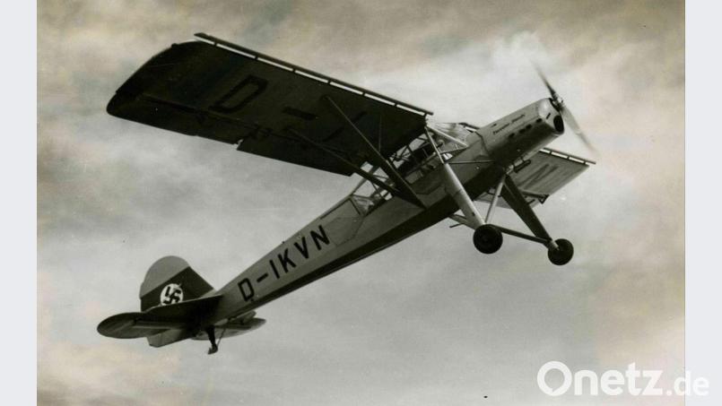 So sieht ein Fieseler Storch aus: Dieses Flugzeug mit dem Kennzeichen D-IKVN war die Vorführmaschine des Unternehmens. Entwickelt und gebaut bei dem Fieseler Flugzeugbau Kassel. Bild: Archiv der Gerhard-Fieseler-Stiftung
