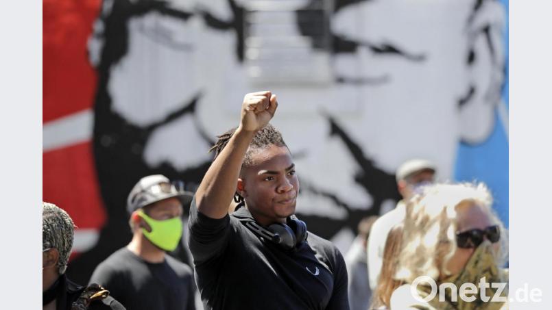 Hanz Jouissance streckt zum Abschluss einer Mahnwache seine Faust in die Höhe. Landesweite Proteste richten sich nach dem gewaltsamen Tod des Afroamerikaners Floyd durch einen weißen Polizisten gegen Rassismus und Polizeigewalt. Die teils schweren Ausschreitungen in verschiedenen US-Metropolen dauern seit mehreren Tagen an. Bild: Elaine Thompson/dpa