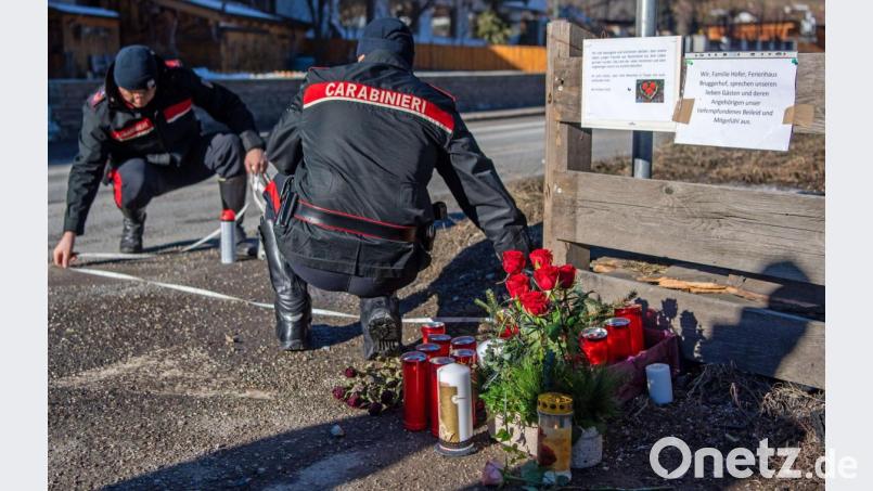 Anfang Januar in Luttach (Südtirol): Zwei Einsatzkräfte der Carabinieri rekonstruieren den Hergang eines besonders schweren Unfalls. Ein Auto war in eine Gruppe Urlauber gefahren. Sieben Menschen starben. Der Presserat hat nun die Berichterstattung von "Bild“ und „Bild.de“ gerügt. Archivbild: Lino Mirgeler/dpa