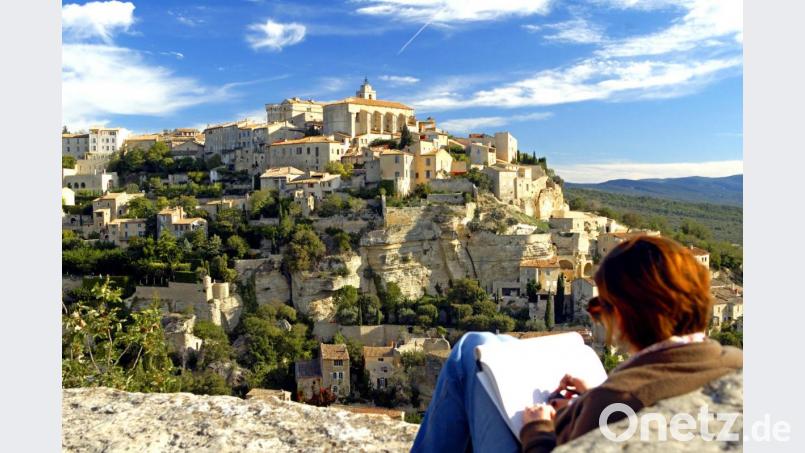 Den Blick auf die Gemeinde Gordes in Frankreich halten Maler gerne für die Ewigkeit fest. Nach Frankreich sind touristische Reisen zwar derzeit nicht möglich. Die Bundesregierung hat aber beschlossen, die Reisewarnung für 29 europäische Länder ab dem 15. Juni aufzuheben. Bild: Jens Schierenbeck/dpa/gms