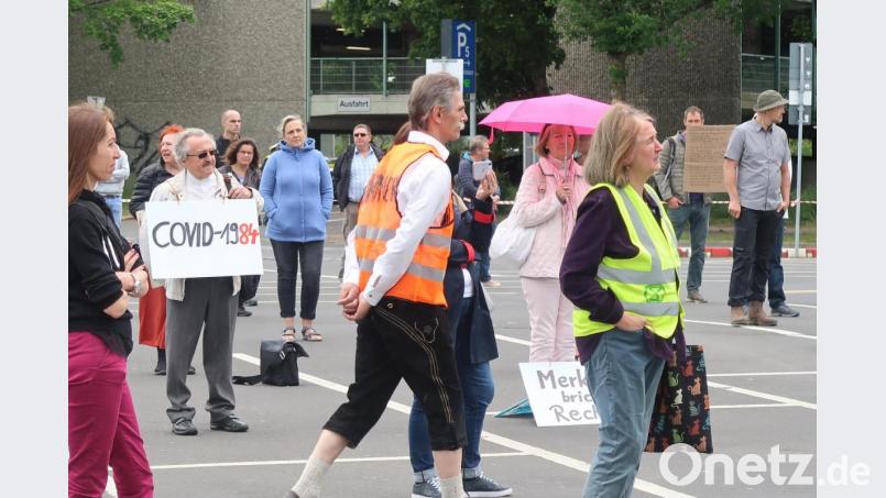 Am vergangenen Wochenende demonstrierte Helmut Bauer (Bildmitte mit Warnweste) noch auf dem Naabwiesenparkplatz gegen Coronamaßnahmen. Ursprünglich plante er eine Protestaktion am Samstag, 6. Juni, auf dem neuen Festplatz in Weiden, die er nun jedoch wegen Terminverschiebungen absagte. Bild: Kunz