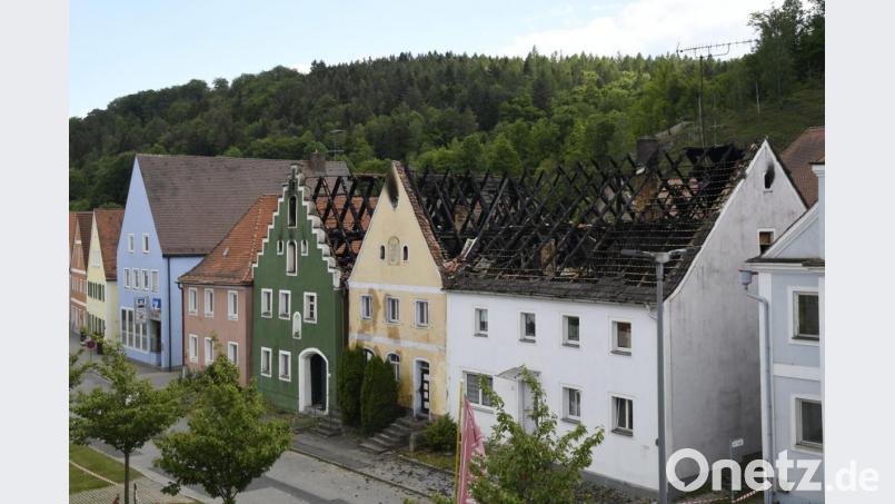 Von den drei Häuser mitten im Marktkern von Hohenburg, in denen in der Nacht vom 25. auf 26. Mai die Flammen gewütet hatten, war nur eines bewohnt. Im Erdgeschoss lebte ein alleinstehender Mann, im Stockwerk darüber Familie Dietl. Sie ist einstweilen bei Nachbarn untergekommen. Bild: Petra Hartl