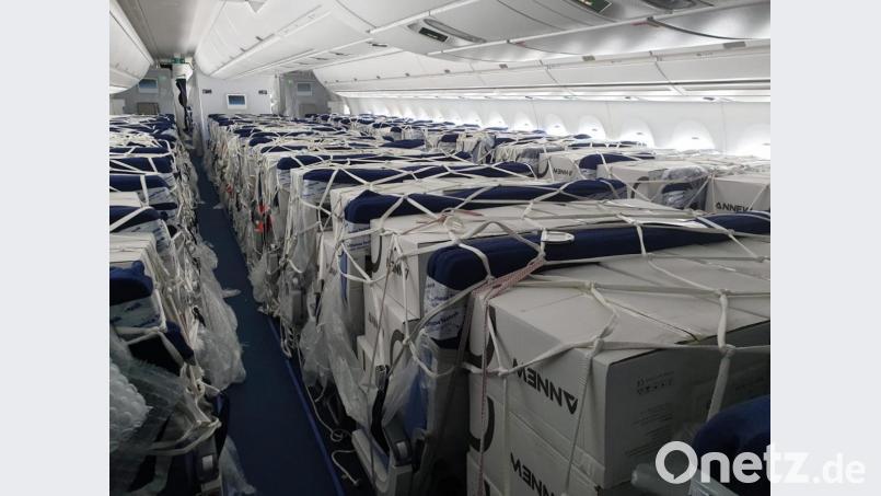 Sabine Pfleger hielt diesen besonderen Moment mit Handyfotos fest. Die Stewardess aus Tirschenreuth holte 1,2 Millionen Masken aus Shanghai. Bild: Sabine Pfleger