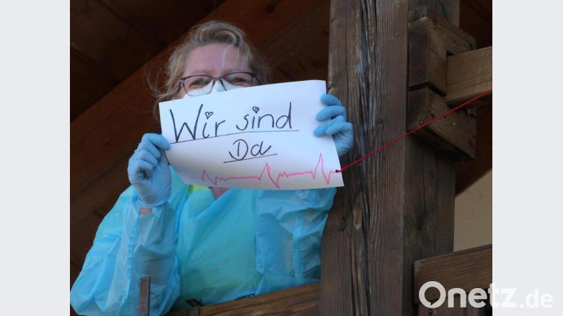 „Wir sind da und schaffen das gemeinsam“, lautet die Botschaft, welche die Mitarbeiter der Loew-Pflegeeinrichtung „Jägerhof“ am Balkon hochhalten. Bild: exb