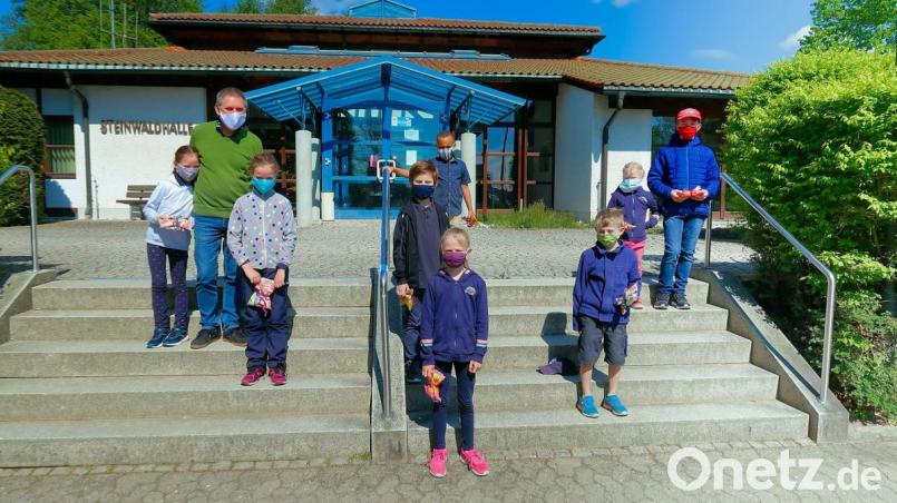 Bürgermeister Oskar Schuster (hinten links) dankte den Kindern für ihre Teilnahme am Malwettbewerb und überreichte Preise. Bild: bsc